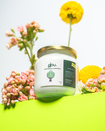 Nuestra mantequilla corporal de Glou es una crema rica y ultra hidratante, formulada con Aloe Vera para nutrir y revitalizar tu piel en profundidad. Su textura suave y cremosa se absorbe fácilmente, dejando la piel suave, tersa y con un brillo natural. Perfecta para combatir la sequedad y proteger tu piel de los elementos diarios, esta mantequilla corporal es ideal para un cuidado completo y natural, dándote una piel radiante y saludable desde la primera aplicación.