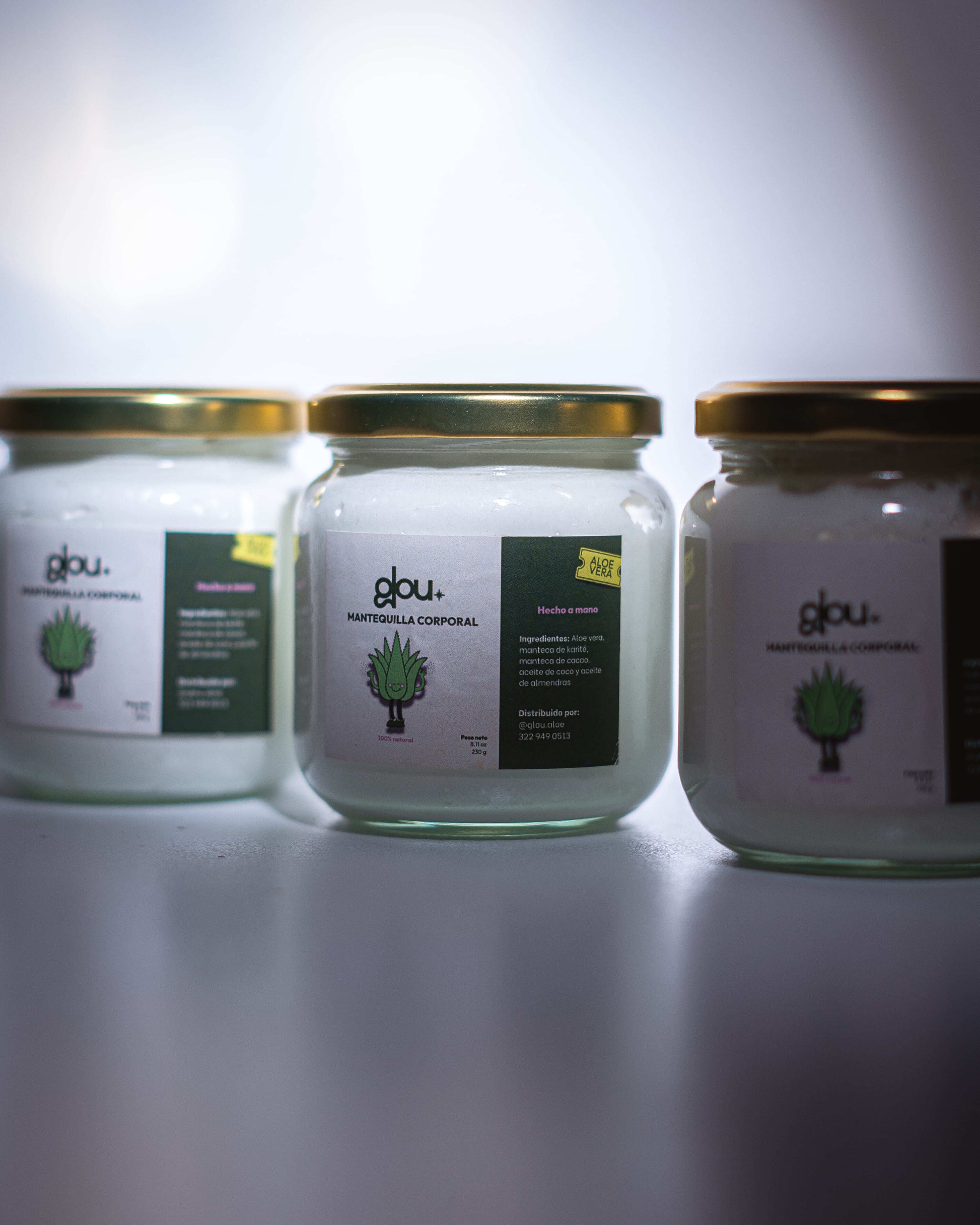 ¿Buscas una piel suave y radiante? Nuestra mantequilla corporal de Glou es justo lo que necesitas. Con Aloe Vera, hidrata profundamente, dejando tu piel súper suave y con un brillo natural. ¿Qué mejor manera de consentirte cada día? ¡Dile adiós a la sequedad y dale la bienvenida a una piel increíble!