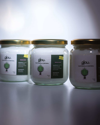 ¿Buscas una piel suave y radiante? Nuestra mantequilla corporal de Glou es justo lo que necesitas. Con Aloe Vera, hidrata profundamente, dejando tu piel súper suave y con un brillo natural. ¿Qué mejor manera de consentirte cada día? ¡Dile adiós a la sequedad y dale la bienvenida a una piel increíble!